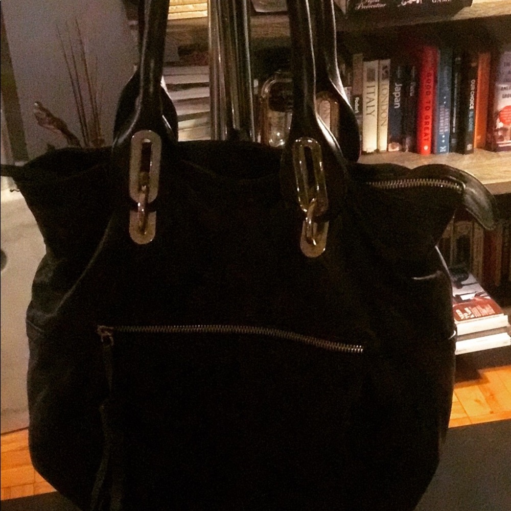 STUART WEITZMAN BLACK LEATHER HANDBAG.